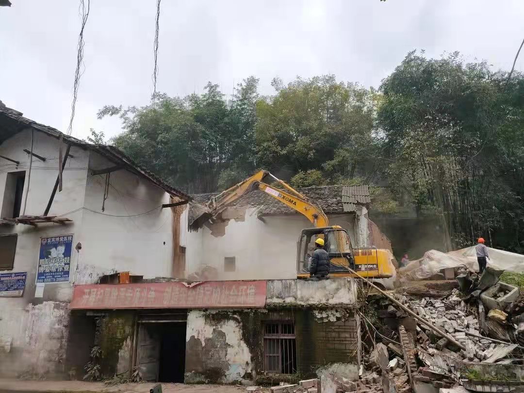 城鄉(xiāng)規(guī)劃法中對違章建筑是怎樣界定的？ ?