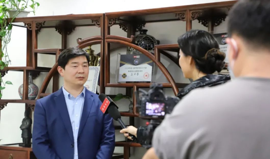 《品質生活》欄目組采訪北京京云<a href=http://www.jiucipa.cn/team/ target=_blank class=infotextkey>律師</a>事務所主任王興華律師
