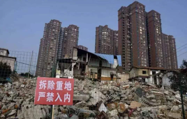 房屋拆遷中，為阻止強拆房屋而致人重傷屬正當防衛嗎?