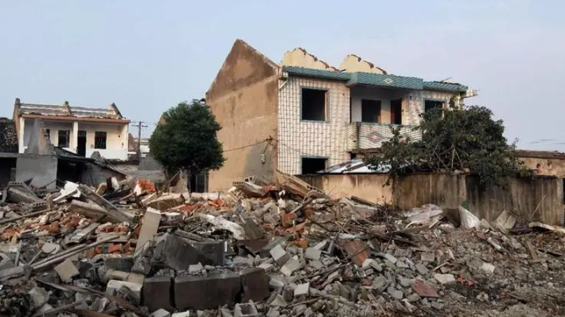 在原有宅基地范圍內翻建應不應該被拆除？
